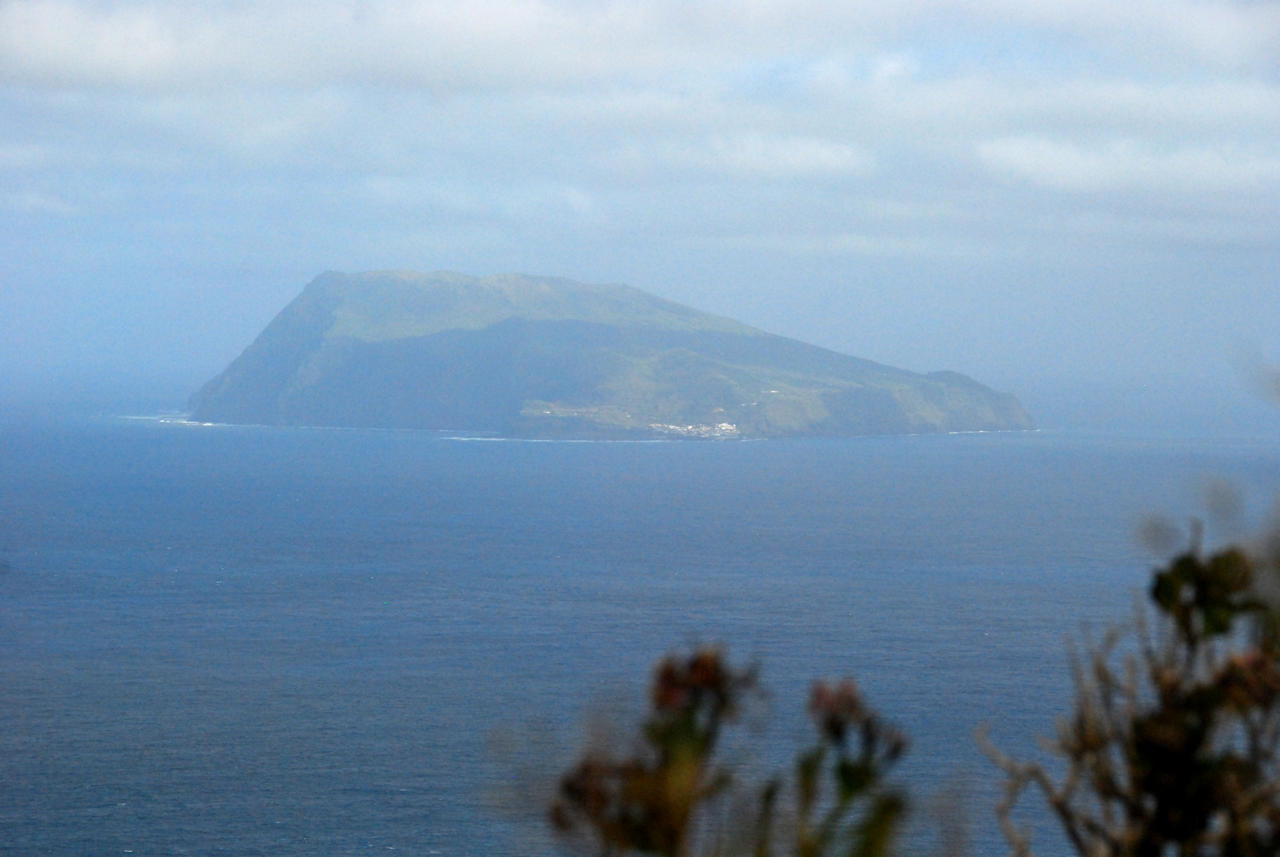 Azores 09.10.2015 - Flores: Corvo seen from Flores.