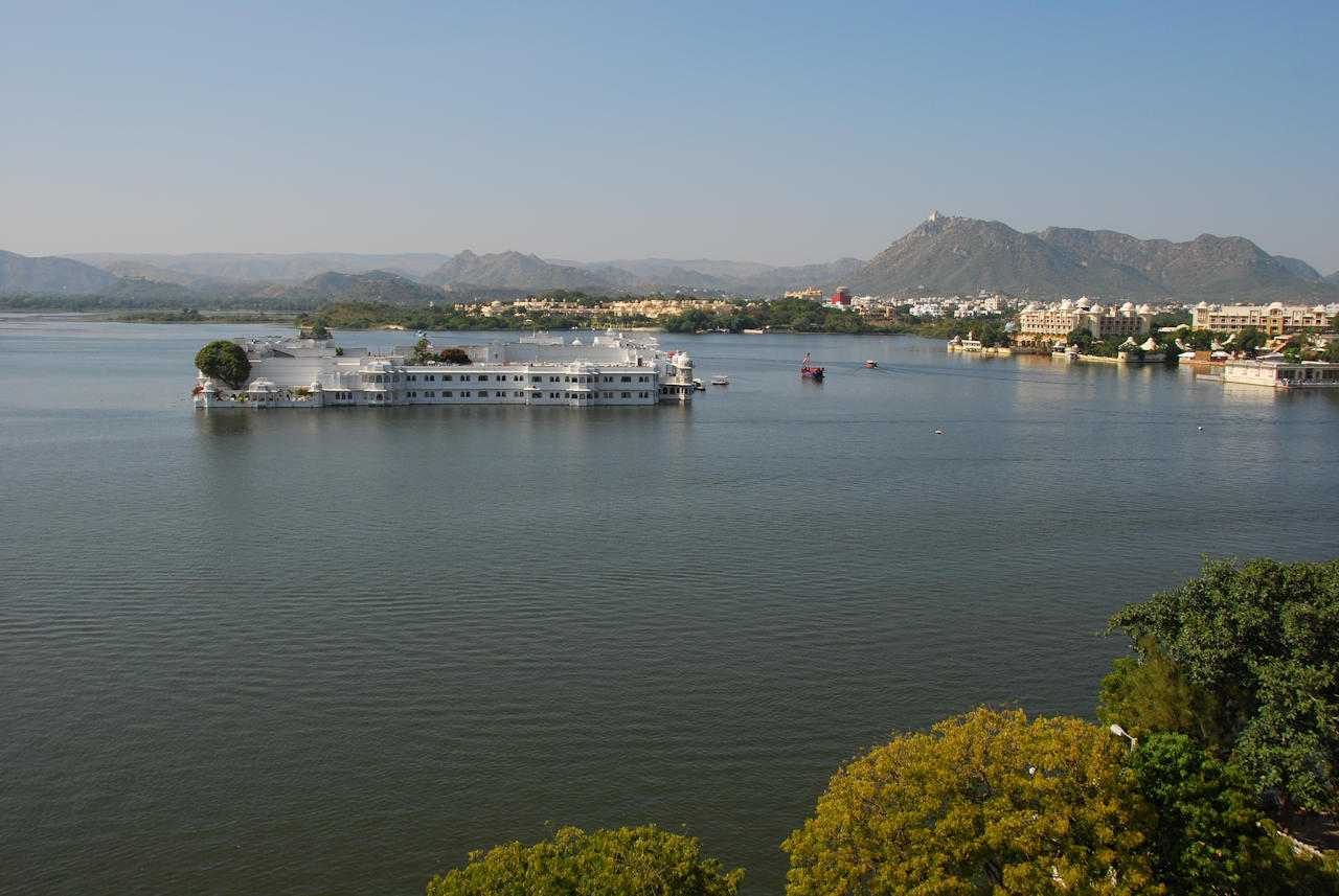 Udaipur 20.11.2014: View of Lake Pichola and Jagniwas Island from the Durbar Hall.