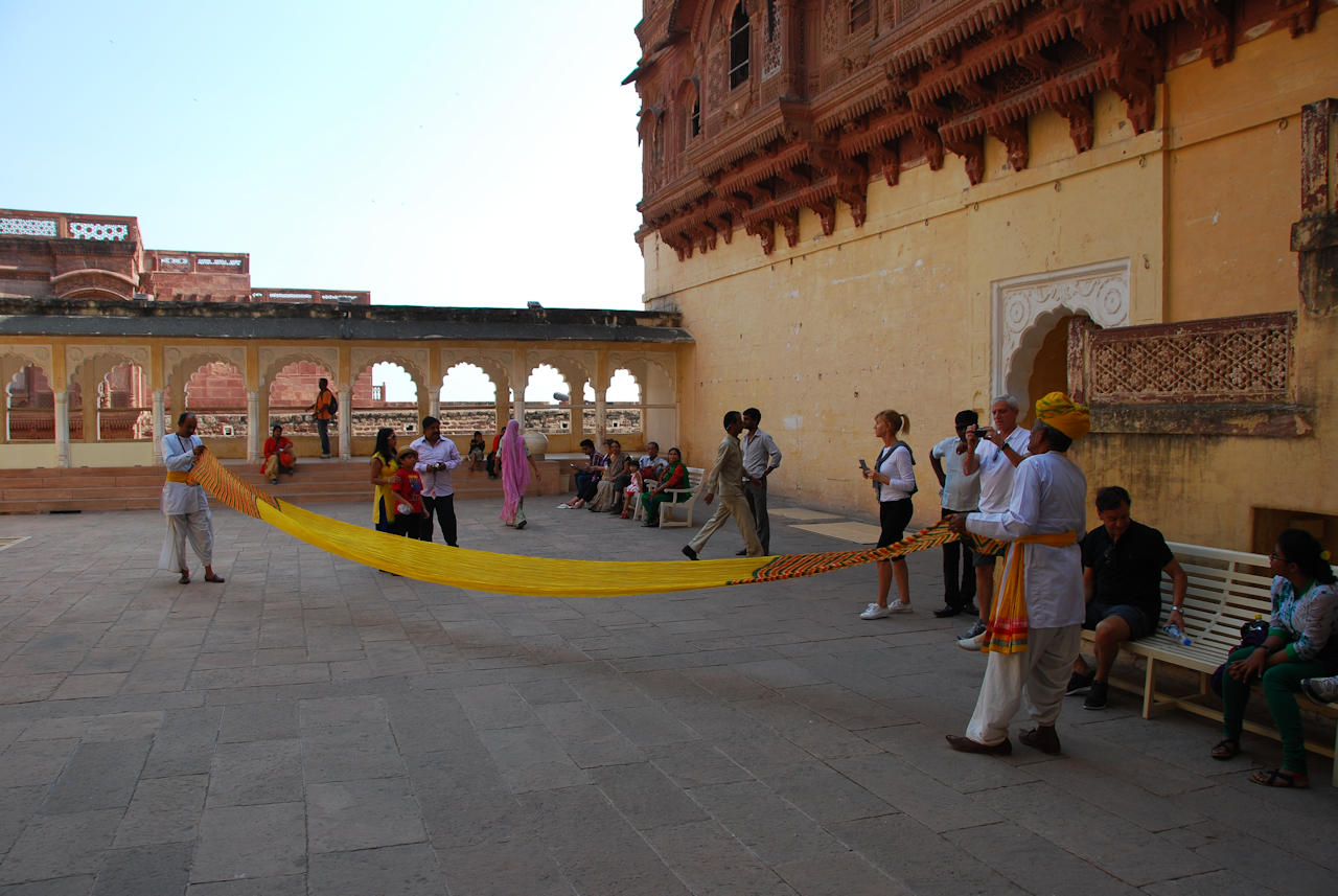 Jodhpur 13.11.2014: Mehrangarh Fort, how to put on a turban expert style.