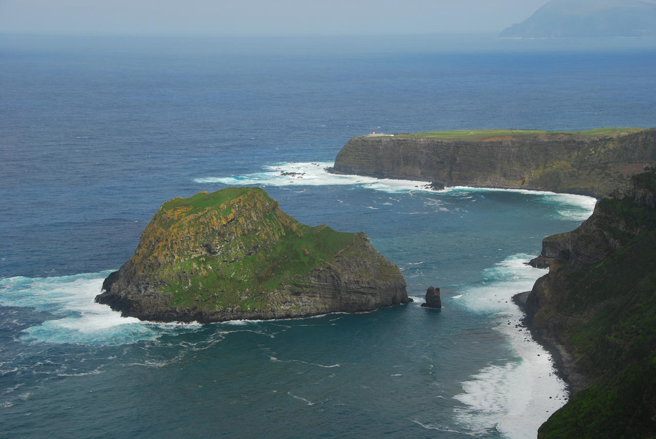 Azores 09.10.2015 - Flores: Lighthouse of Ponta da Albarnaz.