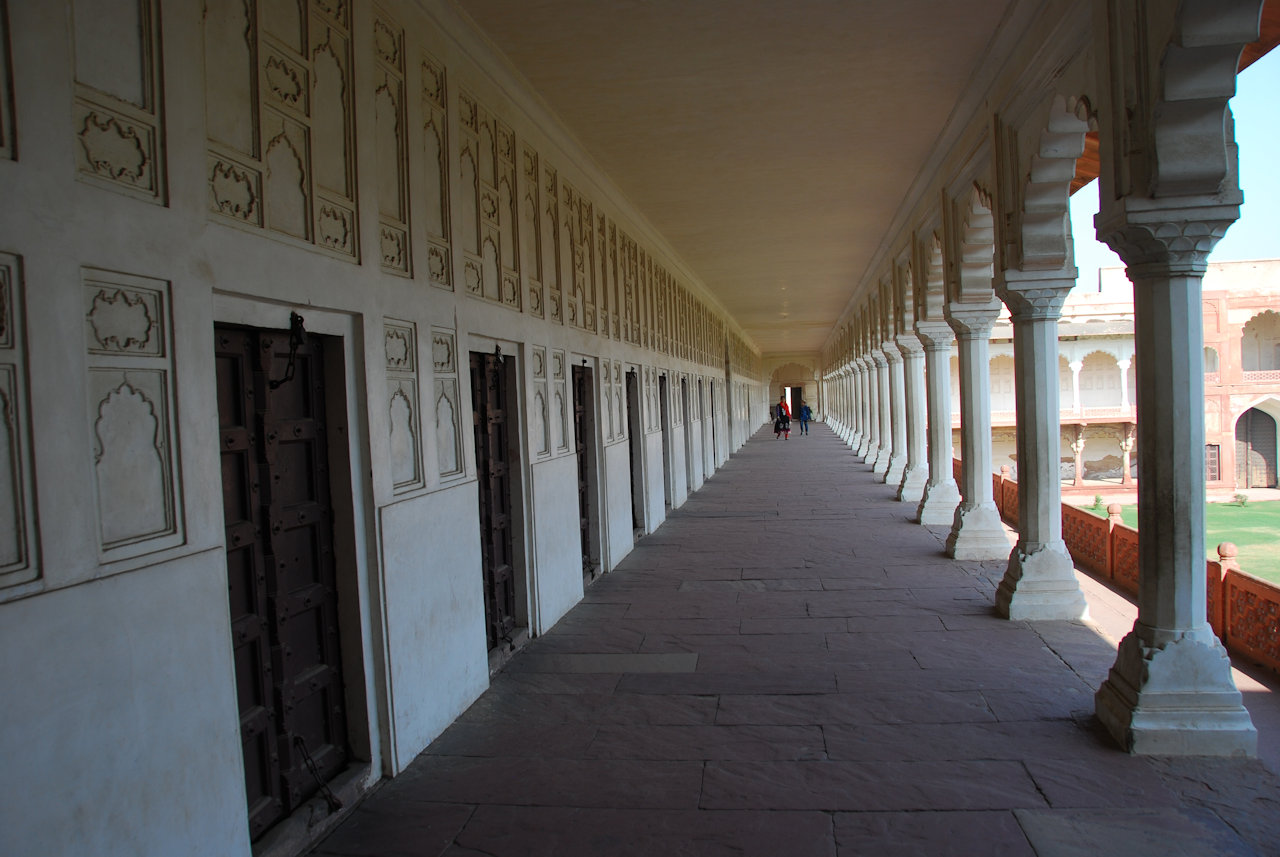 Agra 26.11.2014: Courtyard and buildings next to Diwan-i-Khas.