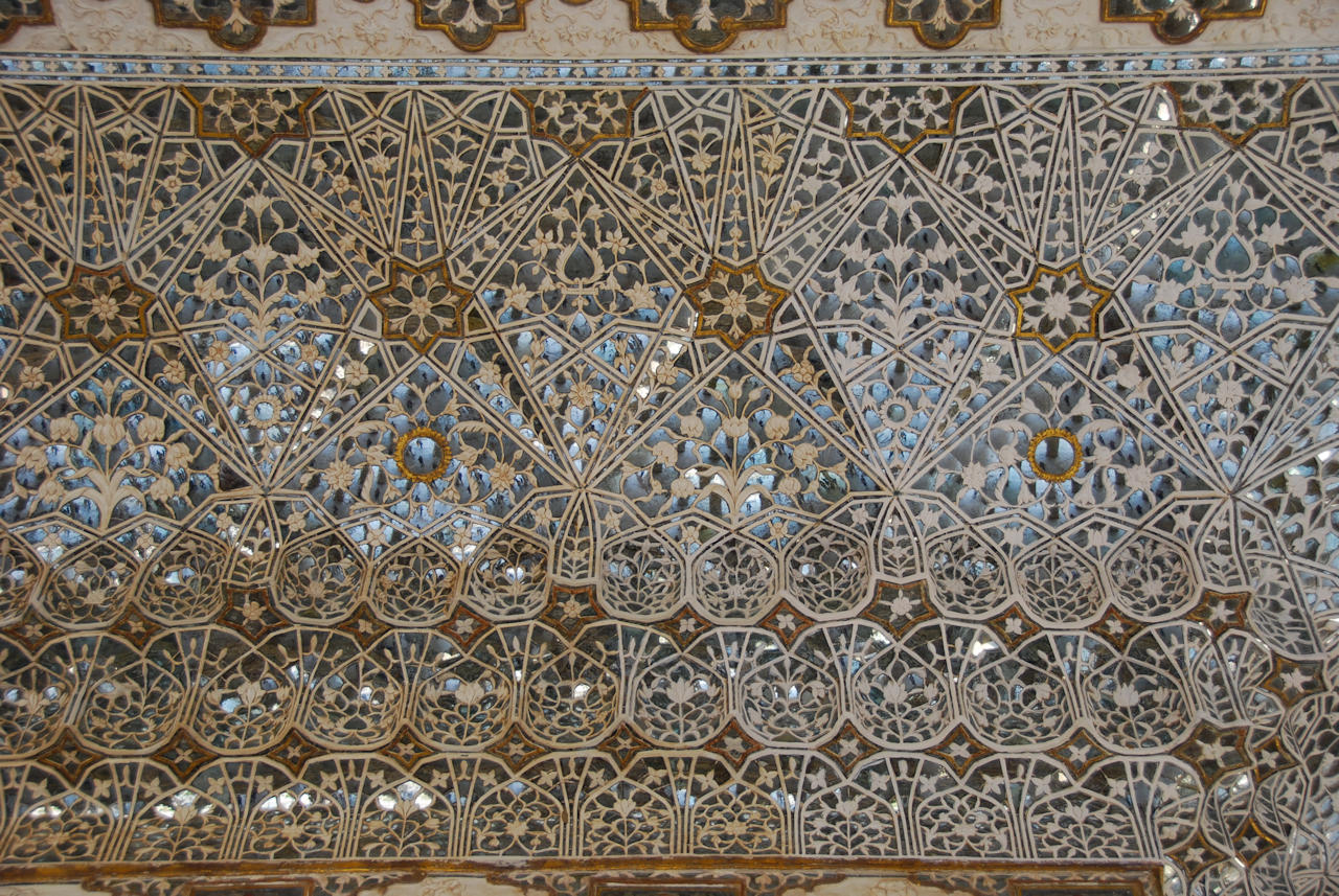 Jaipur 11.11.2014: Amber Fort, Jai Mandir - The walls and ceilings are inlaid with glass and mirrors..
