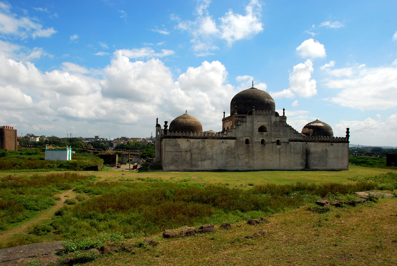 Gulbarga, Karnataka 10.11.2010: Jama Masjid inside Gulbarga Fort