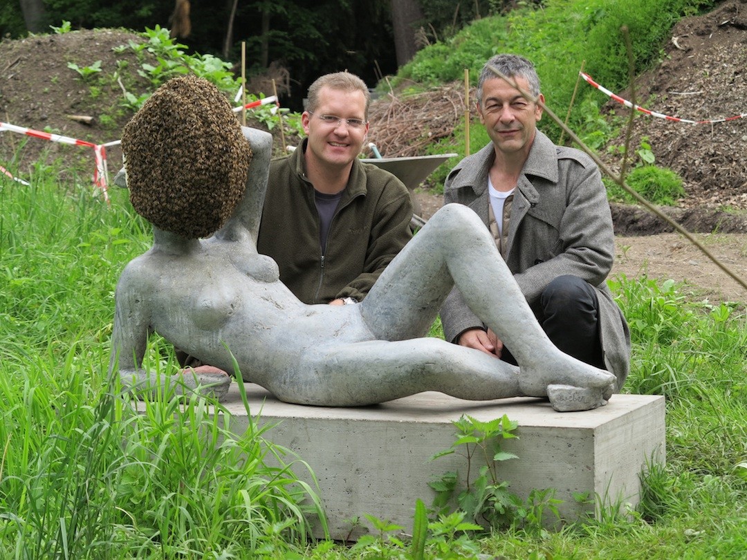 Der Künstler Pierre Huyghe und Imker Danny Jöckel