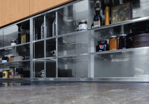 Detailaufnahme von verschiedenen Küchenoberflächen und Materialien