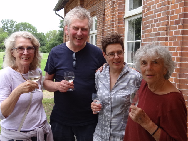 Finissage Ausstellung Elke Schweigart u. Volker Tiemann / Kulturpark Seekamp / 06.07.25 / v.l. Gisela Gülzow, Volker Tiemann, Elke Schweigart, Nana Fahl / Fotograf: Rolf Johanning