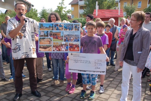 Spendenübergabe an der Hebelschule