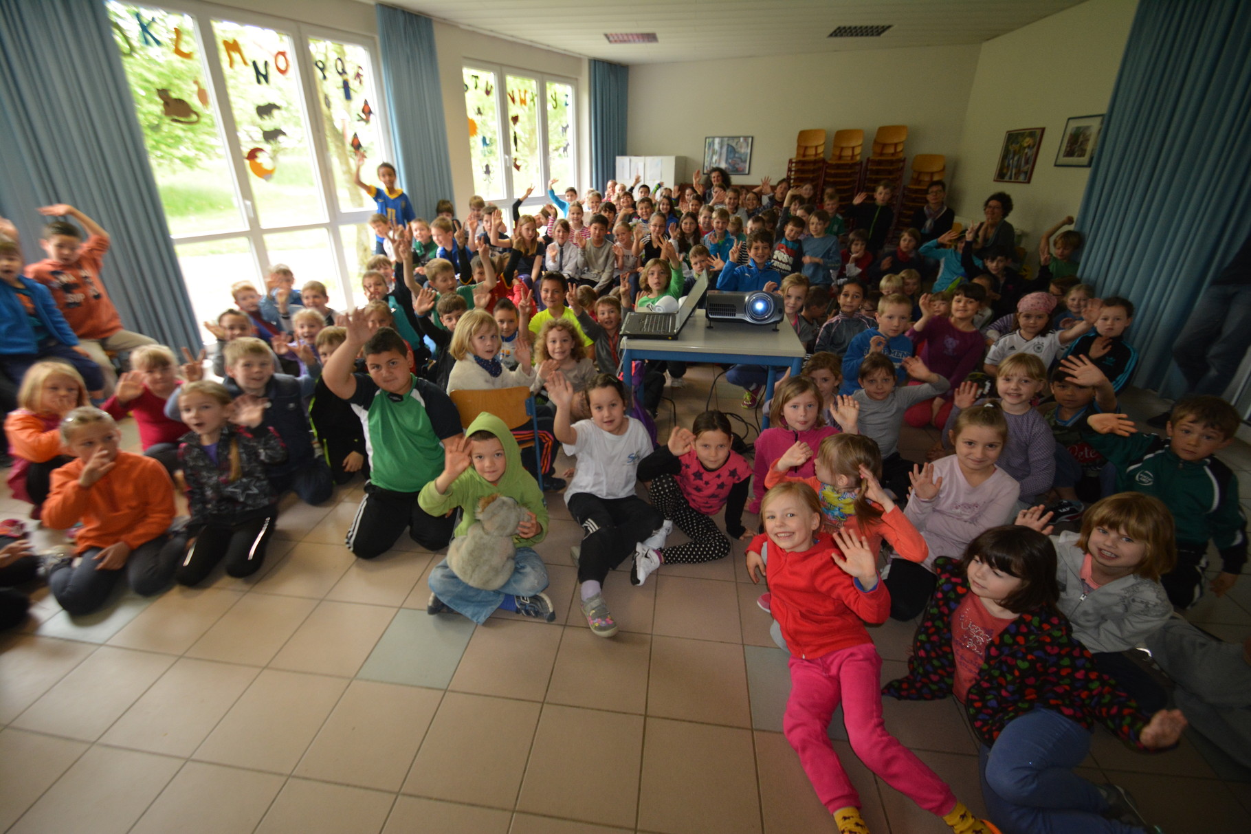 Die Kinder der Hebelschule Nollingen.