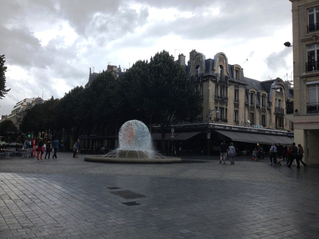 une fontaine dans l'espace piétonnier du centre-ville de Reims