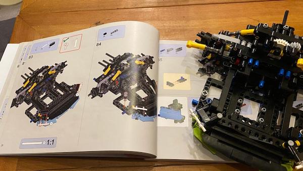 Christoph setzt seinen ersten Chinesischen Legoersatz zusammen
