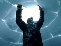 Esquimal acabando un iglu (bóveda no cohesiva)