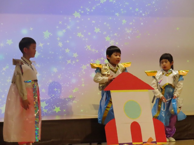 １部⑥　５歳児　劇『スペースももたろう』