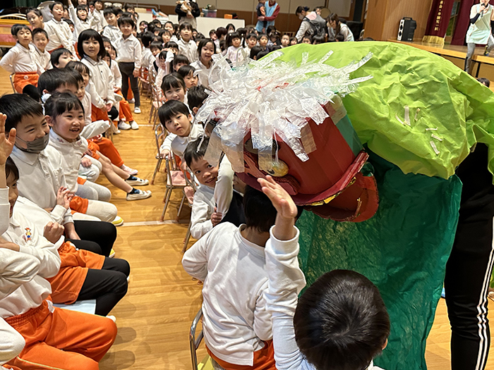 ししまいに食べられると１年健康に過ごせるということで「来てきて。」と ししまいを呼ぶ姿も見られました。