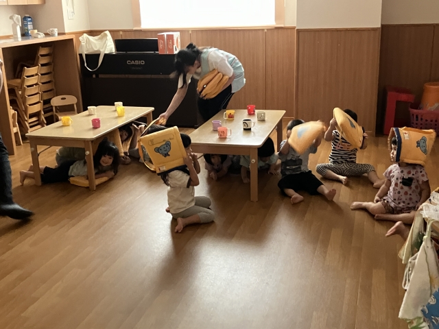 15：00のおやつの時間だったので、机の下にも避難しました。