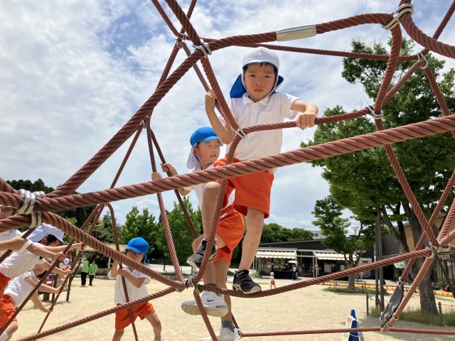 梅雨とは思えないお天気の中、短い時間でしたが、公園でたくさん遊んで、園に帰ります。
