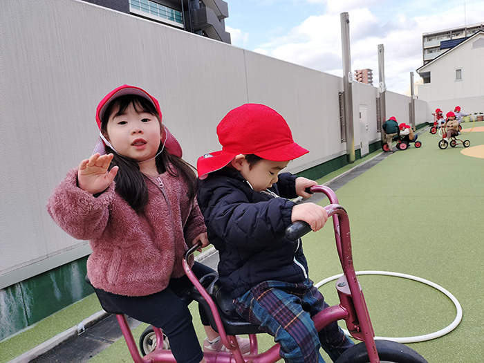 「いってきまーす！」と三輪車に乗ってお仕事に向かっていましたよ。