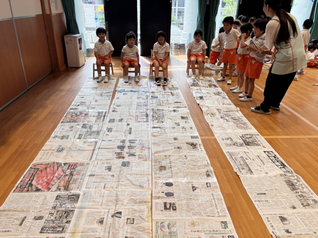 足裏を使って新聞紙を集めるぞ～