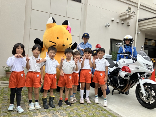 都島警察のマスコット「みやこん」と白バイも来てくれ記念撮影
