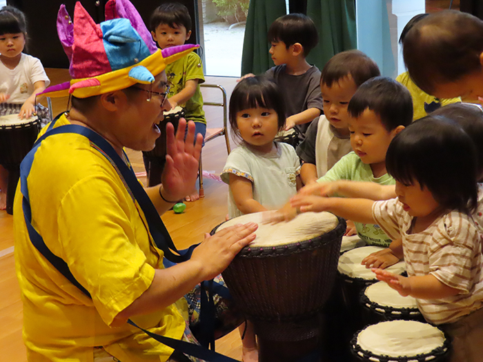 １歳児クラスの子どもたちは大きな太鼓に興味津々！