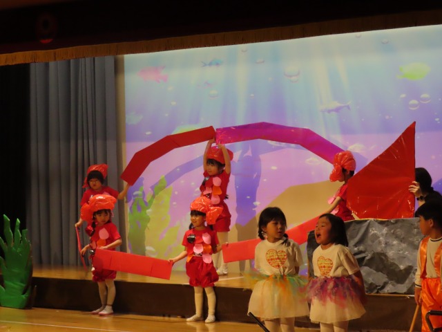 ２部⑧　４歳児　オペレッタ『スイミー』