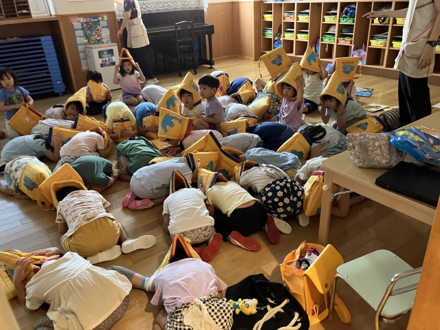 防災頭巾を嫌がる様子もなく全員真剣な表情で避難できました。