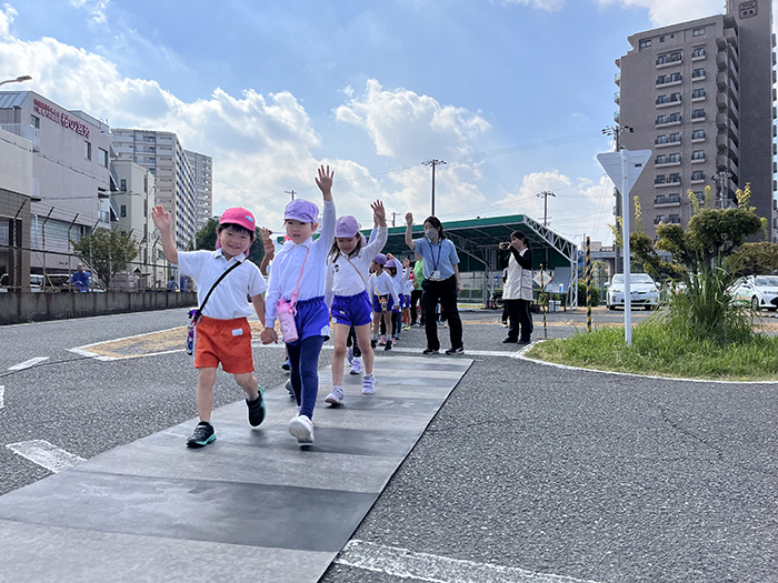 手を上げて横断歩道を渡ります