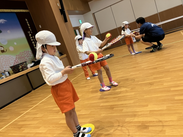 ラケットにボールをのせてコロコロ♪