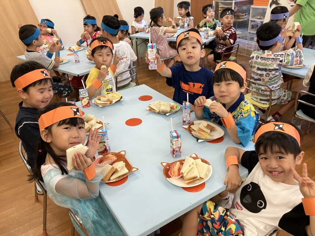 夕食はサンドイッチ。あっという間に完食