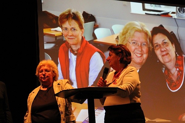 Monika Franck und Chantal Palme, beim Interview vor einem Bild von einer früheren Begegnung