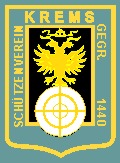 Das logo enthält zeigt den goldenen Doppeladler mit über den Köpfen schwebender Kaiserkrone auf schwarzem Grund au sem Kremser Stadtwappen, auf einer symboliiserten Schützenscheibe sitzend und ist von zwei goldenfarbenen Rahmen umrandet.