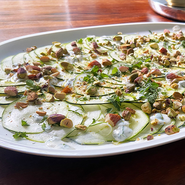 Zucchini Carpaccio mit Minze und Salzmandeln