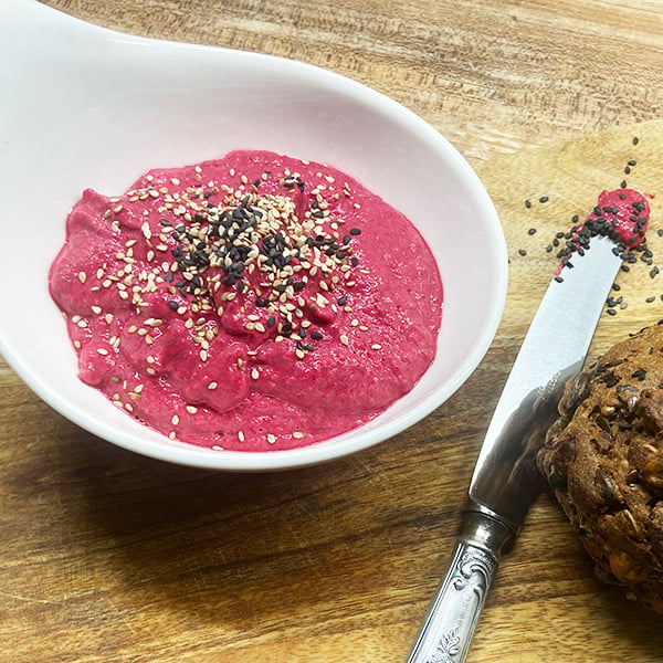 Rote Beete Aufstrich mit Mandelmus und Meerettich