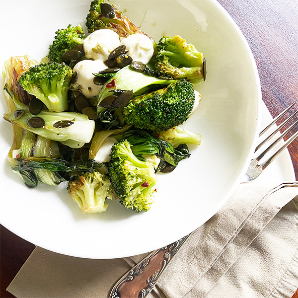 Brokkoli & Pak Choi mit Mozzarella und Kürbiskernen