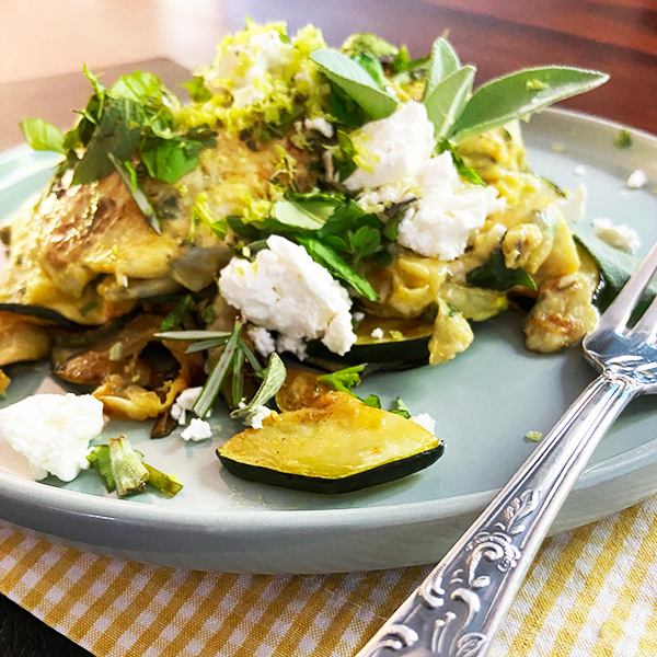 Kräuterrührei mit Salbei, Zitrone und gebratener Zucchini