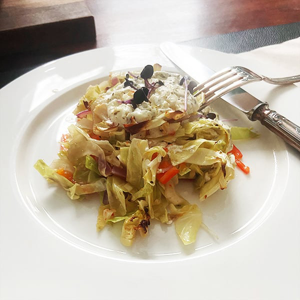 Ofengerösteter Spitzkohl mit Harissa, Schmand & Schafskäse