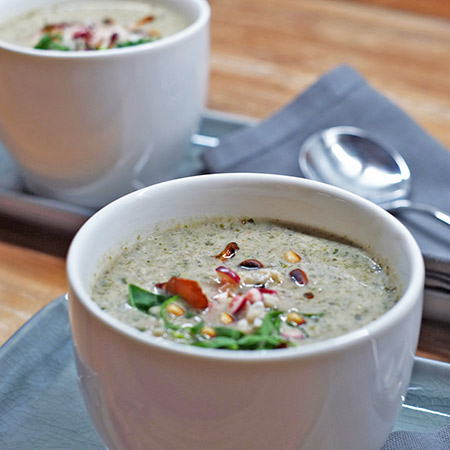 Rosenkohlblätter Suppe mit Pfifferlingen und frisch geriebenen Meerrettich