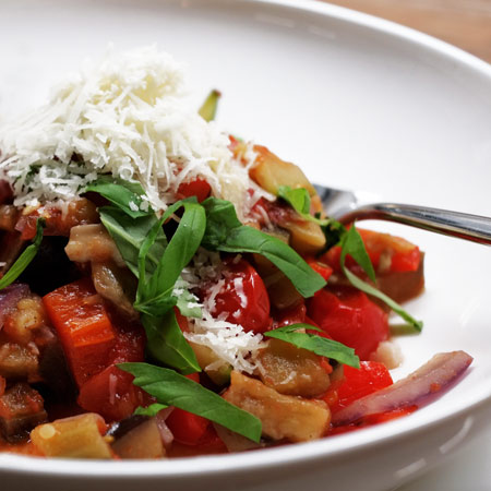 Ratatouille mit frisch geriebenen Parmesan
