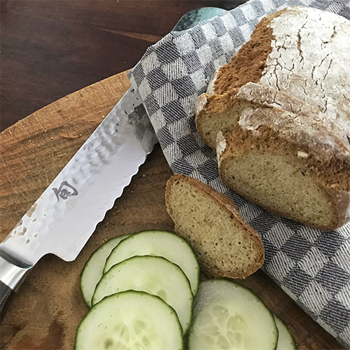 Quicky 2 mit Haselnüssen und Wildblüten. Schnelles Brot aus der Heißluftfritteuse