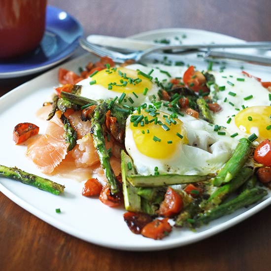 Lachs Frühstück mit Ei und grünem Spargel