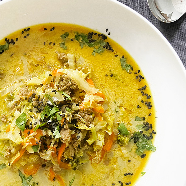 Chinakohlkohlsuppe mit Kokos und Rinderhack