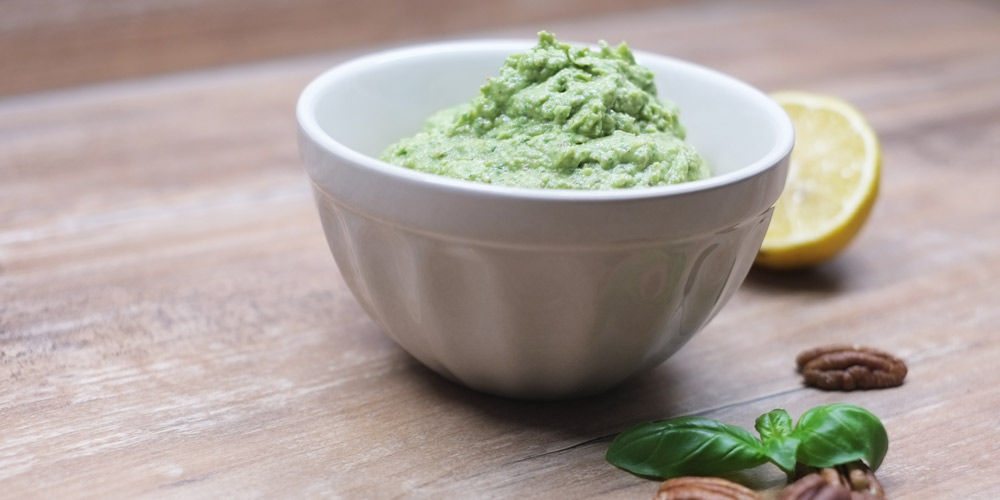 Avocado Pesto mit Basilikum und Pecan Nüssen Kerstins Keto