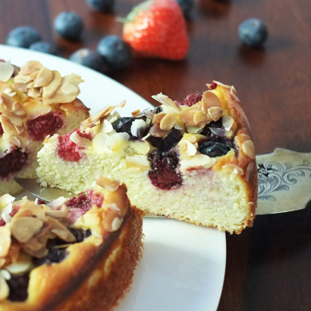 Ricotta Beeren Kuchen mit Mandelcrunch