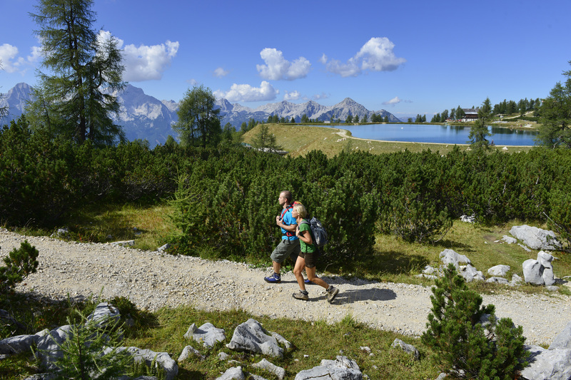 Hiking at dam lake at Höss