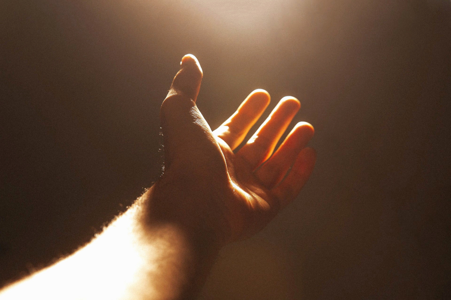 Eine Hand in helfender Geste