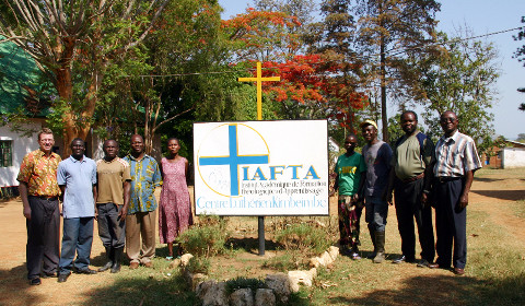 (von links): C. Weber (früherer Direktor), M. Isidore (Gärtner), M. Kabeya (Wächter), Pfr. Bazunga (Studierendenpfarrer), Mme Godé und Mme Kasonga (Köchinnen), M. Ngoy (Gärtner), M. Nday (Bibliothekar), Prof. Kalewo (Akademischer Sekretär)