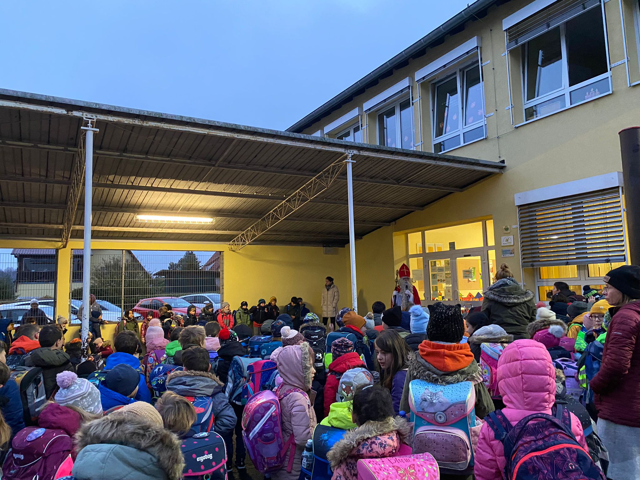 Alle Kinder hörten dem Nikolaus gebannt zu.