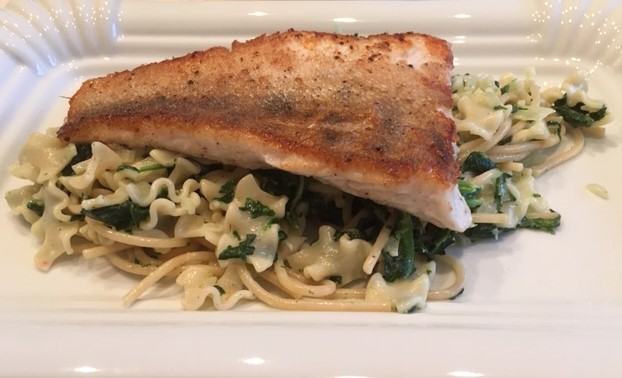 Fisch auf Spinat-Nudelbeet