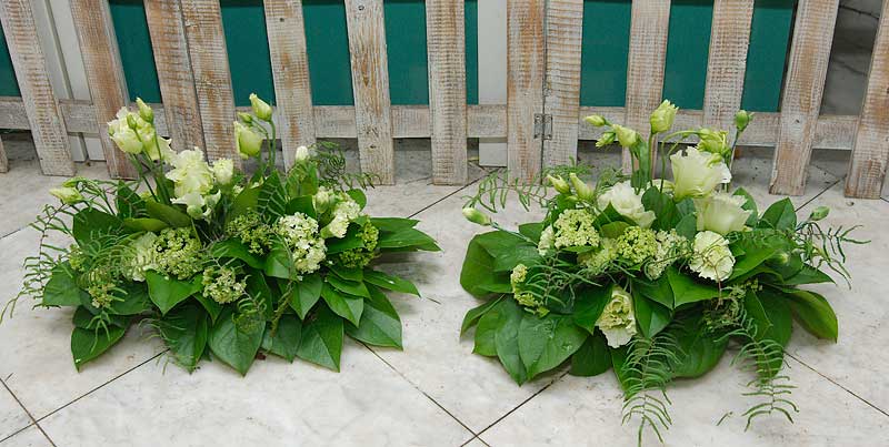 table decoration with flowers in green and white