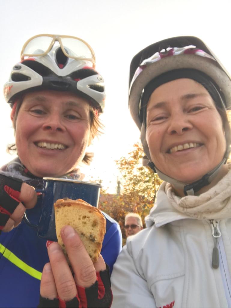 November 2020 - Caro und Susanne bei Kaffee und Kuchenstop auf dem Königsstuhl - was der MTB-Rucksack so alles hergibt!