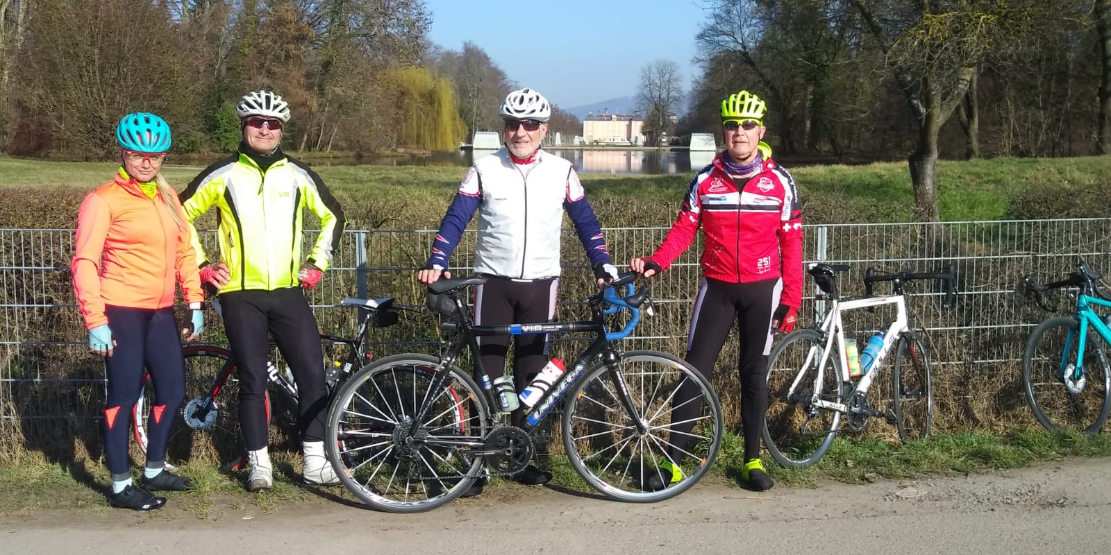 März 2021 - eine Woche im März waren Gruppenfahrten möglich - Mio, Werner, Klaus & Thomas vor dem Schwetzinger Schloß